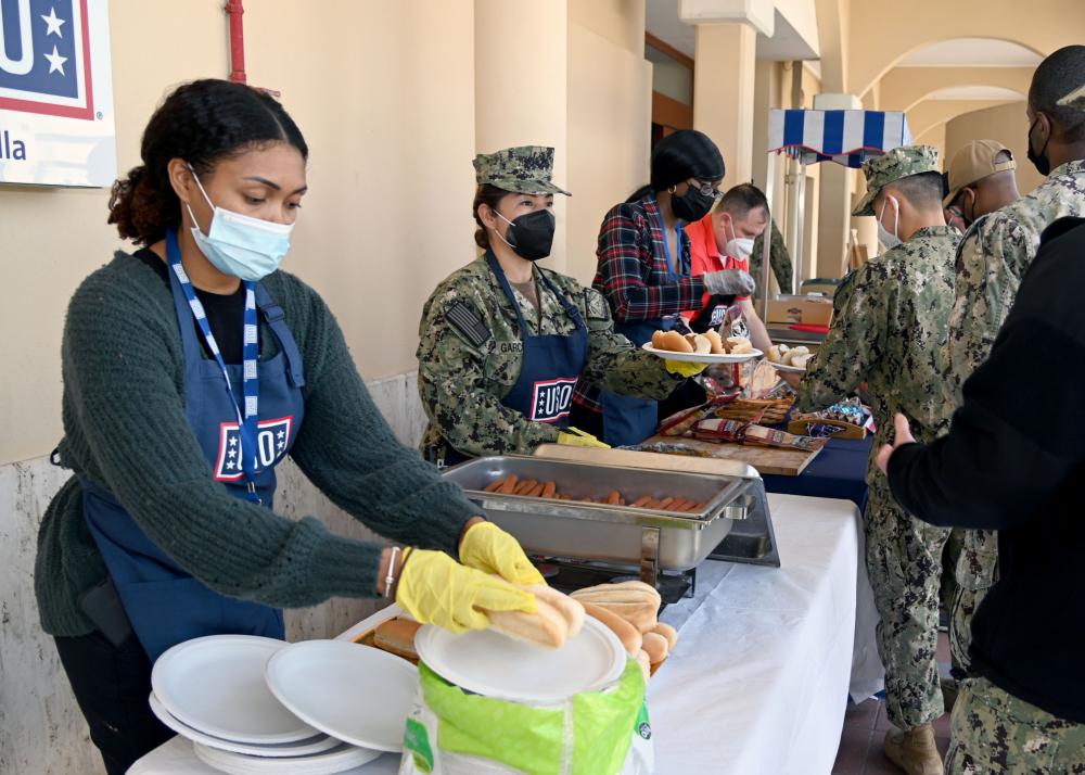 Chiefs Help USO Troop Lunch for Chief Week