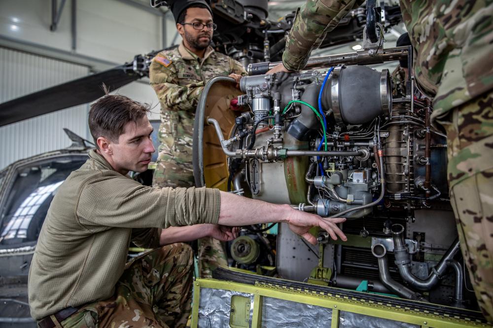 Soldiers preparing to install a T700 engine on an Apache