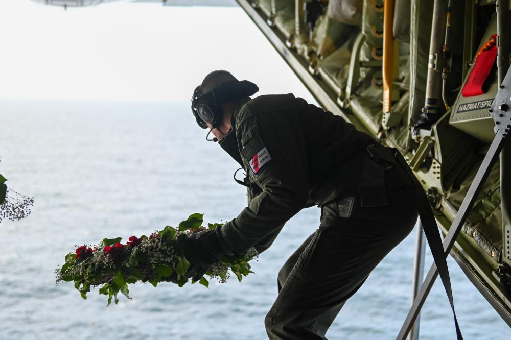 Memorial wreath deployment 