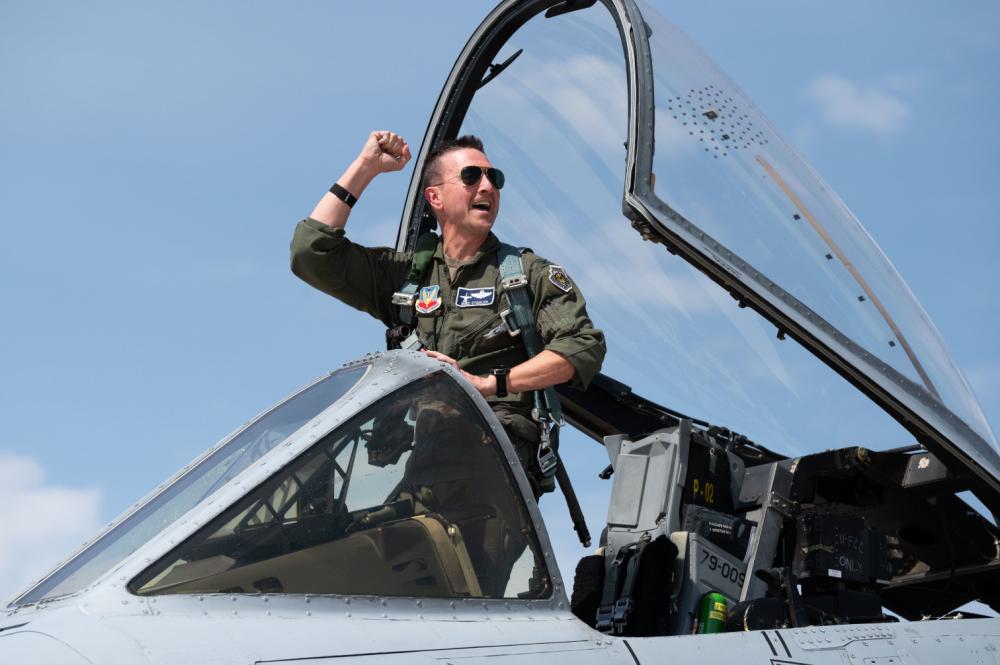 Fort Wayne Air Force commander pilots final military flight