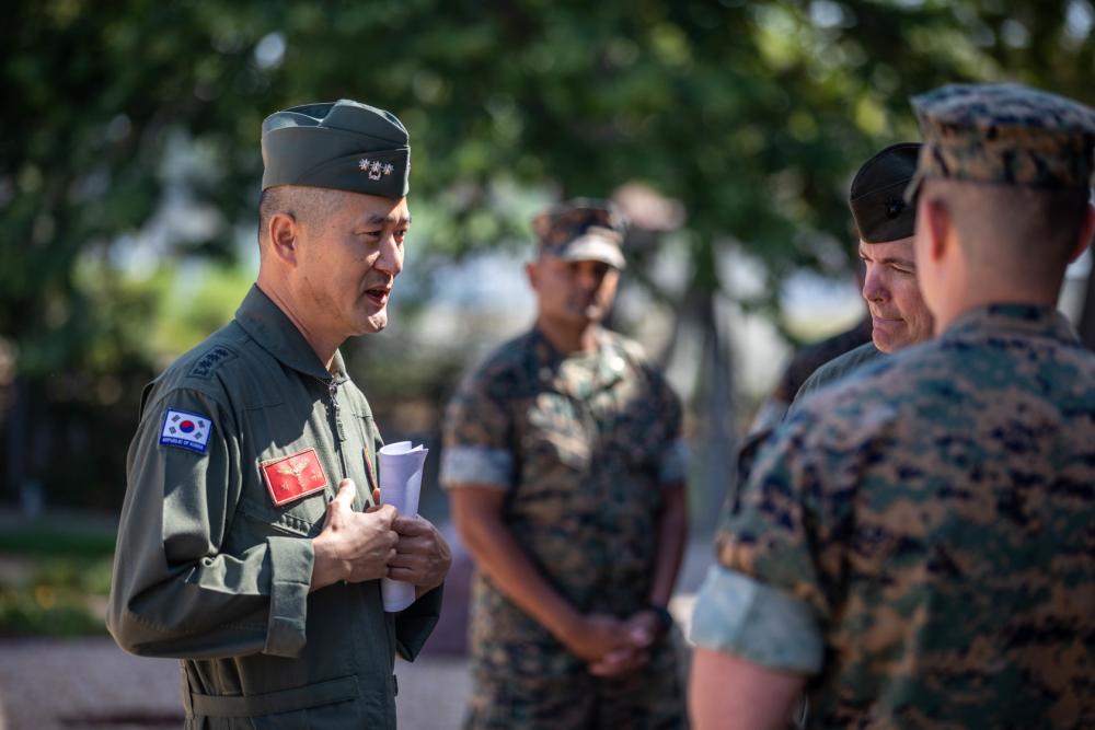 Republic of Korea Marine Corps Group Commander visits Marine Aircraft Group 39