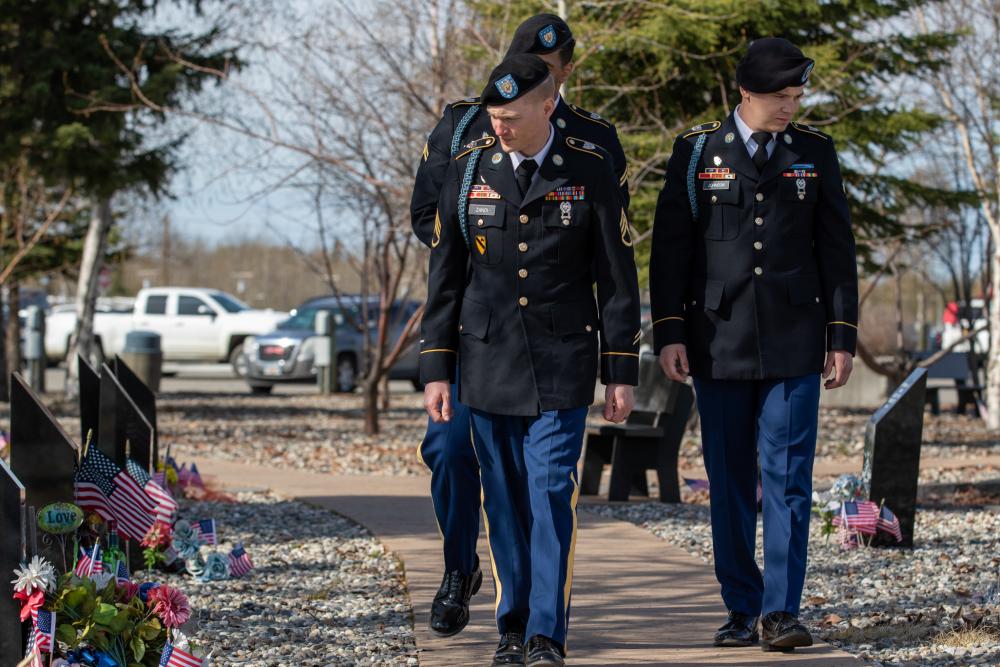 Soldiers Honor the Fallen