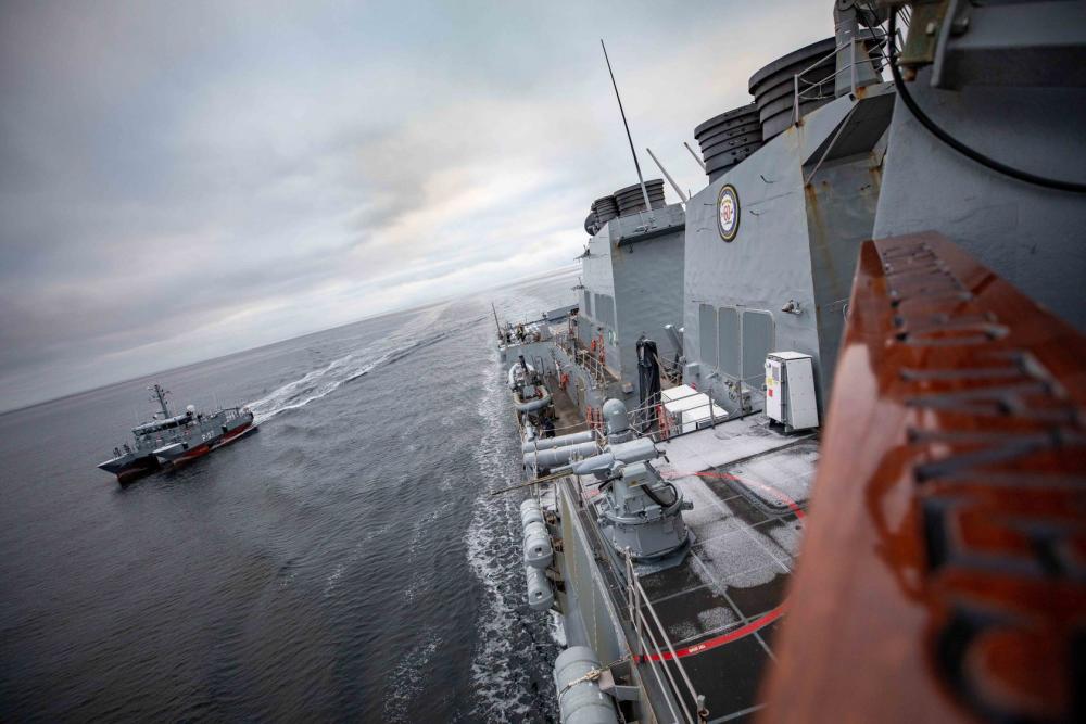 DVIDS – JAUNUMI – USS Roosevelt (DDG 80) burā ar Latvijas patruļkuģi LV Viesīte (P 07) Baltijas jūrā