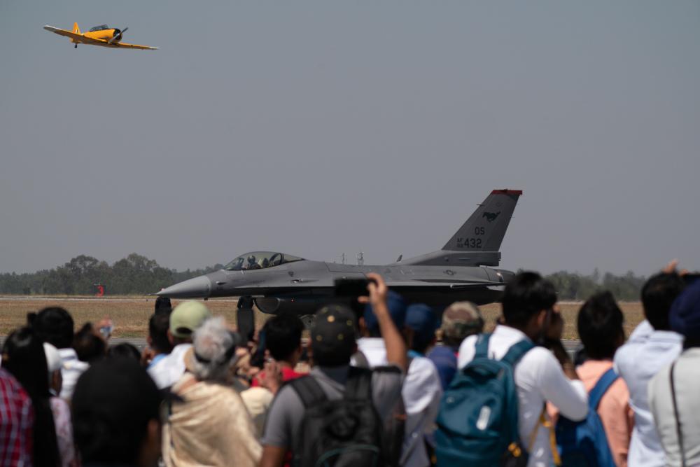 F-16 Demo team performs during Aero India 23
