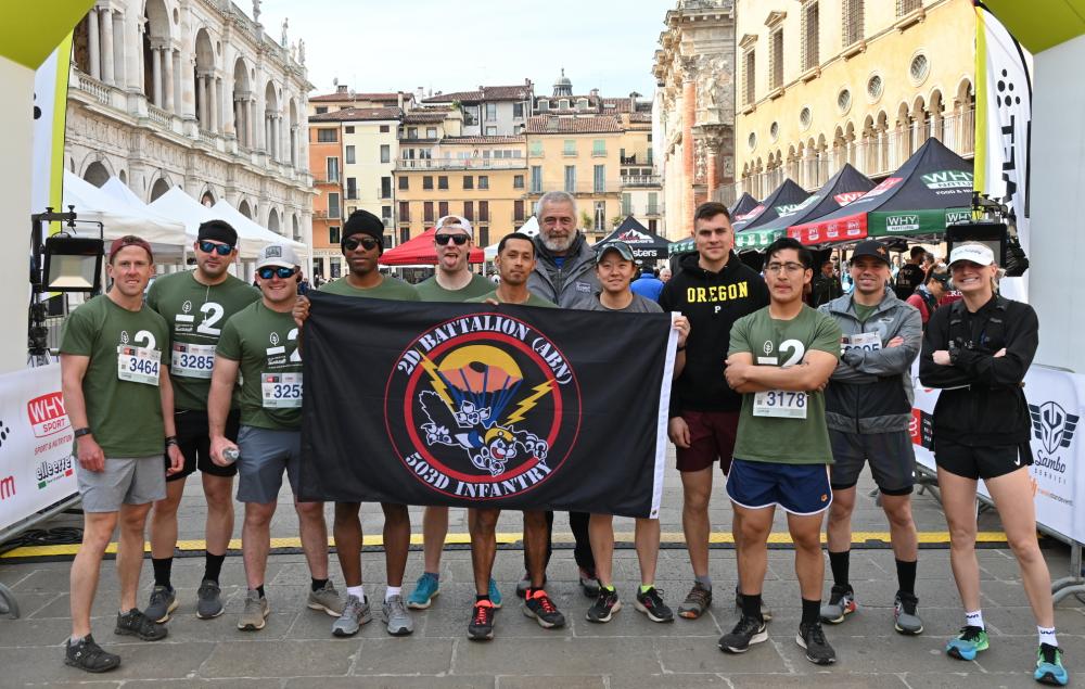 Divitz – Noticias – 173 Paracaidistas corren en apoyo del maratón italiano local